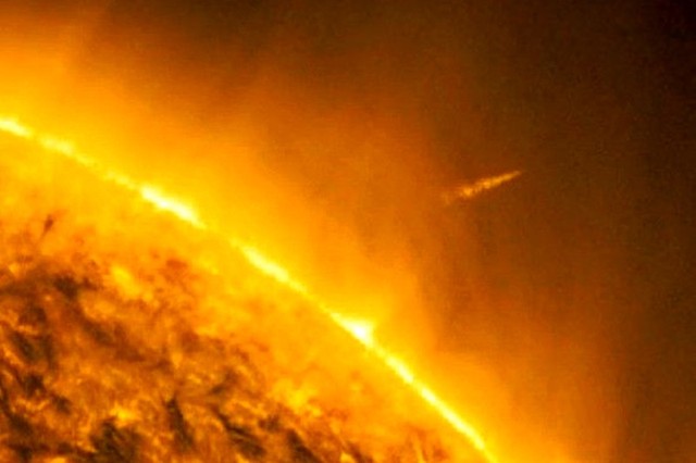 Nếu sao chổi đâm vào mặt trời chuyện gì sẽ xảy ra?