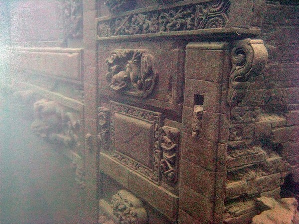 Thành phố cổ nguyên vẹn dưới đáy hồ đẹp đến khó tin