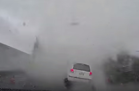 Vòi rồng cuốn bay ôtô ở Đài Loan trong siêu bão Soudelor