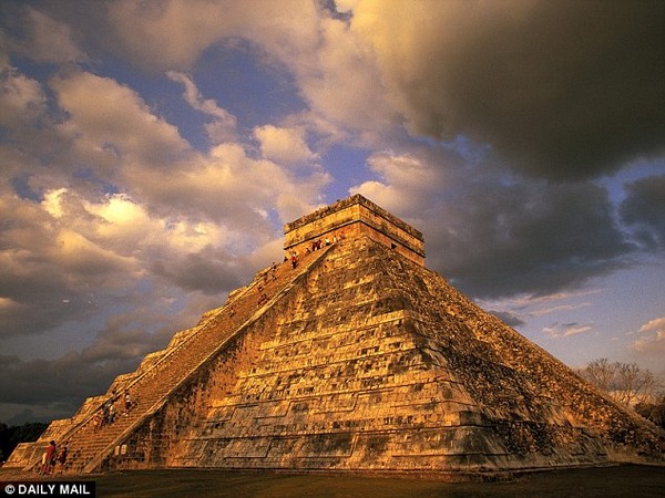 Hố thiêng khổng lồ 1.000 tuổi nằm dưới ngôi đền của người Maya