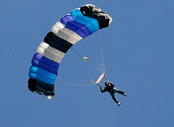 Người nhảy dù cần qua khóa học đào tạo và phải biết kỹ thuật nhảy dù.