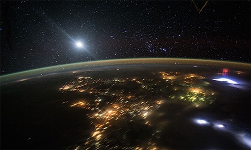 Hình ảnh rõ nét về sét dị hình màu đỏ được chụp từ Trạm vũ trụ Quốc tế