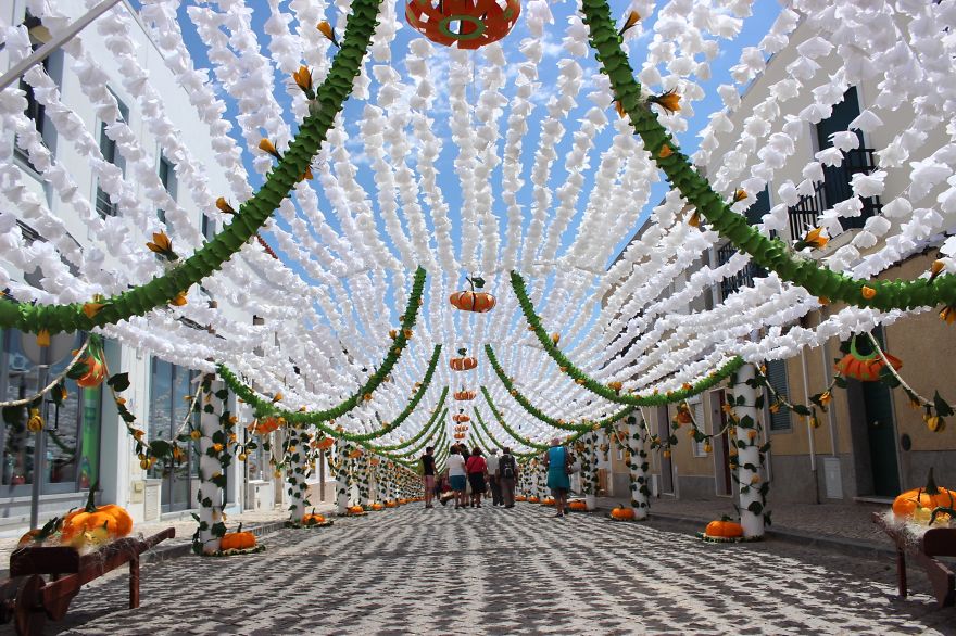 Độc đáo con đường phủ đầy hoa giấy ở Bồ Đào Nha