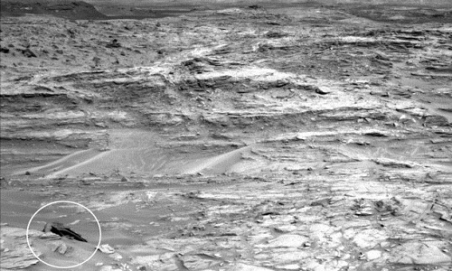 Vật thể lạ giống con tàu bí ẩn trên sao Hỏa