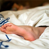 Thò chân ra ngoài sẽ dễ ngủ hơn