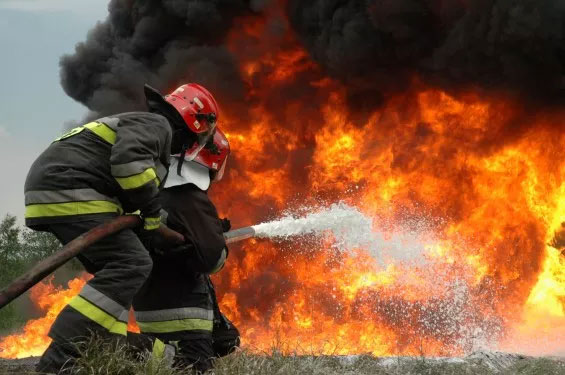 Cần bao nhiêu nước để dập tắt Mặt Trời?