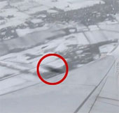 Video: Khoảnh khắc vật thể lạ suýt đâm máy bay chở khách giữa trời