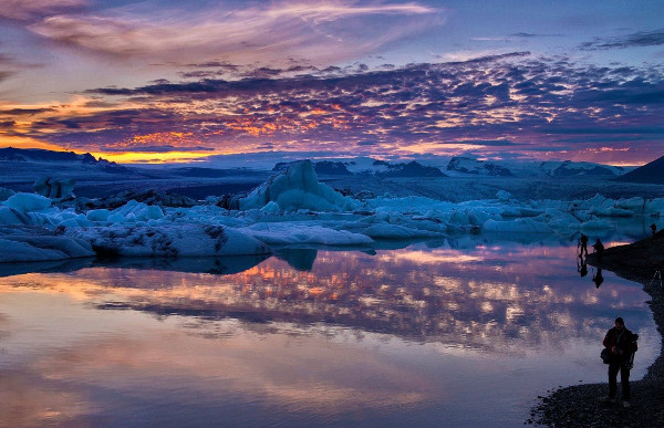 Video: Vẻ đẹp kì vĩ khi Mặt Trời lặn vào nửa đêm ở Iceland