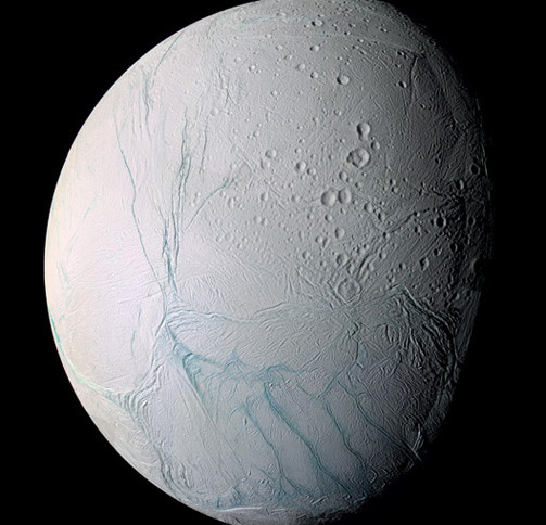 Có thể có một đại dương ẩn sâu dưới lớp vỏ của mặt trăng Enceladus