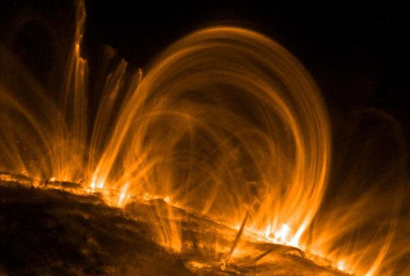 Mặt Trời được bao quanh bởi một luồng plasma cực mạnh, được gọi là "corona" (nhật hoa/ hào quang)