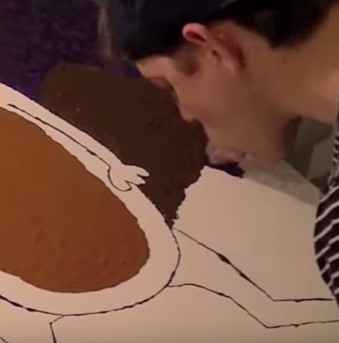 Video: Người đàn ông vẽ tranh bằng... lưỡi
