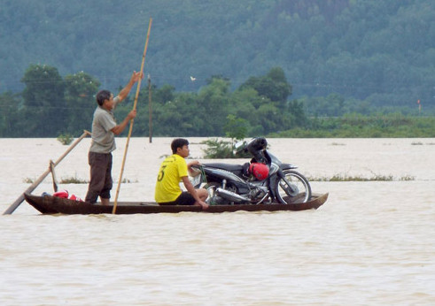 Miền Trung lũ lên nhanh, 5 người chết