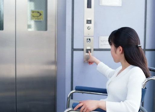 Vì sao trong thang máy thường lắp gương bốn phía?