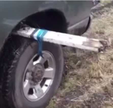 Video: Lái ôtô vượt qua bùn lầy dễ dàng chỉ với 1 tấm gỗ