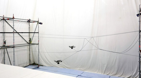 Video: Máy bay drone xây cầu bằng dây cho người đi bộ