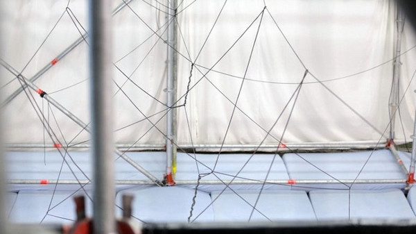 Video: Máy bay drone xây cầu bằng dây cho người đi bộ