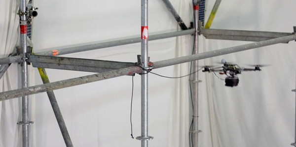 Video: Máy bay drone xây cầu bằng dây cho người đi bộ
