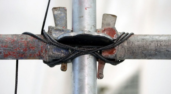 Video: Máy bay drone xây cầu bằng dây cho người đi bộ