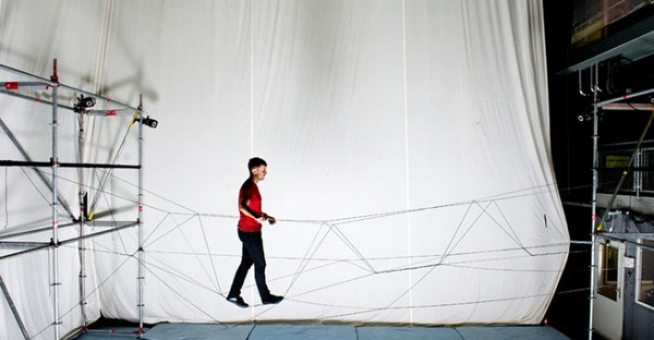 Video: Máy bay drone xây cầu bằng dây cho người đi bộ