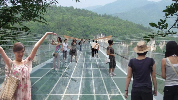 Dựng tóc gáy với cây cầu bằng kính ở vực sâu