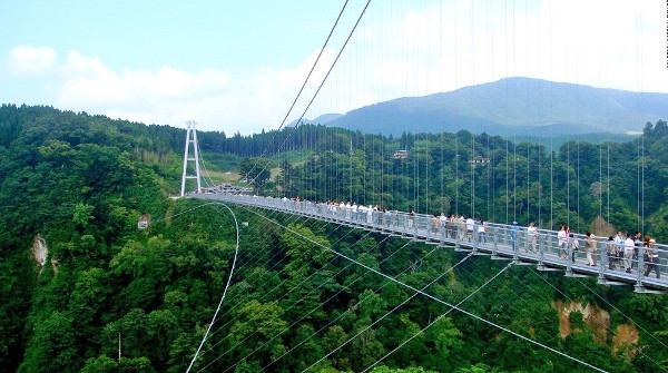 Dựng tóc gáy với cây cầu bằng kính ở vực sâu