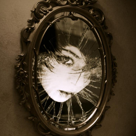 Những bí ẩn kỳ lạ xung quanh chiếc gương soi