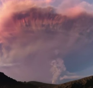 Video: Cơn bão được tạo ra từ tro bụi núi lửa