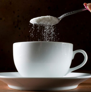 Vì sao nhiều người thích cho đường vào cà phê?