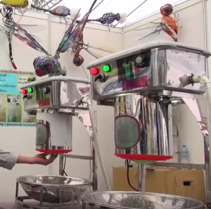 Video: Máy rửa  được 1.000 ly mỗi giờ