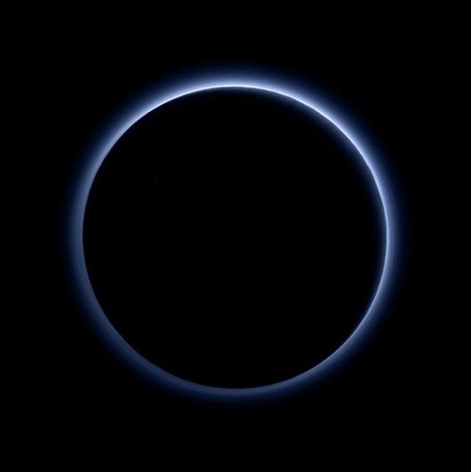Sao Diêm Vương có "bầu trời xanh" và nước dạng băng đá