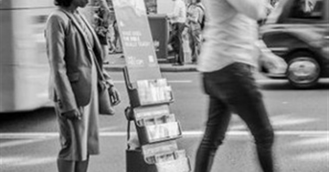 Tại sao đứng im một chỗ còn mỏi hơn cả đi bộ?