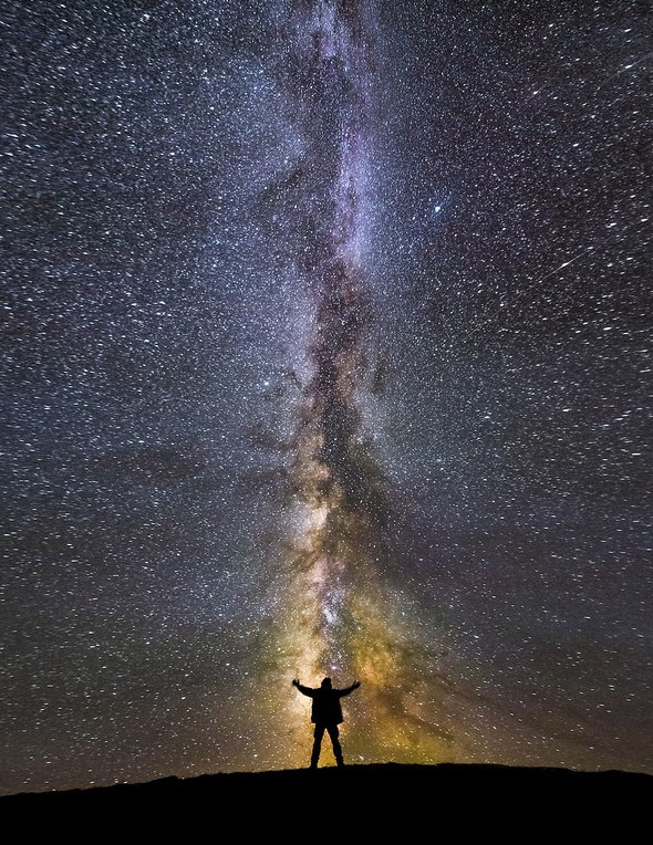 Ánh sáng của ngân hà là một trong những vật phẩm tuyệt vời nhất của vũ trụ, và bức ảnh này đã hình dung nó hoàn hảo như thế nào. Đắm mình trong vẻ đẹp của những cụm sao và vô số thiên hà, bạn sẽ cảm thấy như đang đi trên những oắt cát dẫn dắt bạn đến những vì sao bí ẩn.