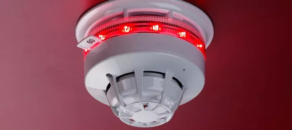 Vì sao hệ thống báo động có thể kêu khi không có cháy?