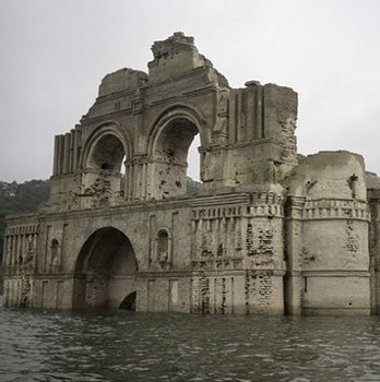 Hạn hán, lộ ra nhà thờ 400 năm dưới hồ chứa Mexico