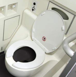 Video: Giải đáp bí ẩn lớn nhất về toilet trên máy bay