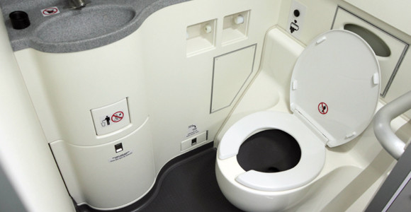 Video: Giải đáp bí ẩn lớn nhất về toilet trên máy bay