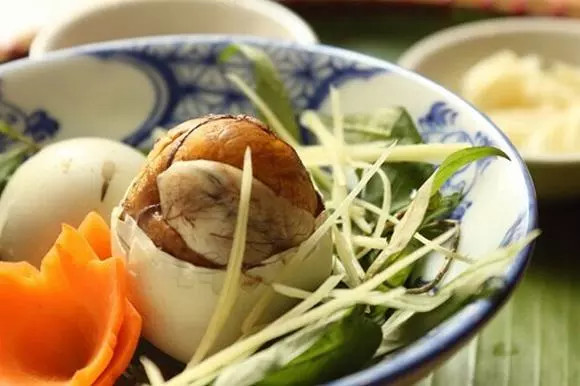 Cảnh báo: Dừng ngay việc cho trẻ dưới 5 tuổi ăn trứng vịt lộn