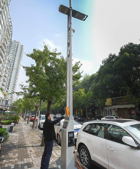 Trung Quốc lắp đèn đường phát sóng wifi, sạc điện