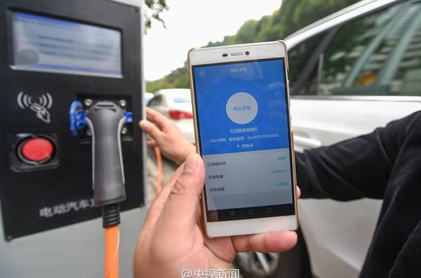 Trung Quốc lắp đèn đường phát sóng wifi, sạc điện