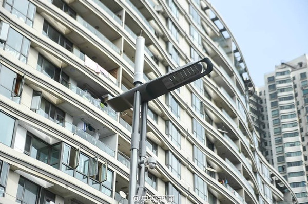 Trung Quốc lắp đèn đường phát sóng wifi, sạc điện
