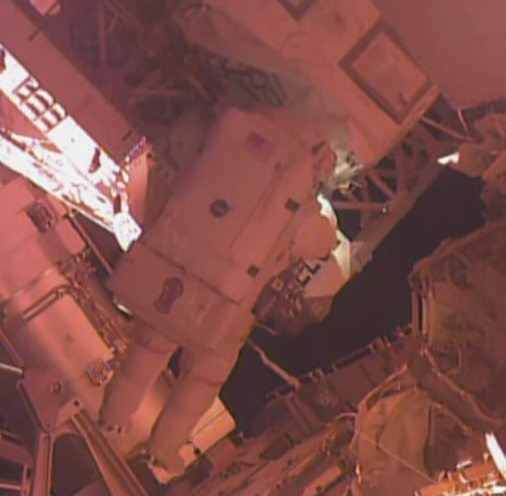 Video: Hai nhà du hành vũ trụ NASA bước ra ngoài không gian