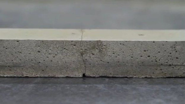 Anh thử nghiệm bê tông tự vá lành ổ gà