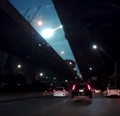 Video: “Quả cầu lửa” bí ẩn bất ngờ xuất hiện trên bầu trời Thái Lan