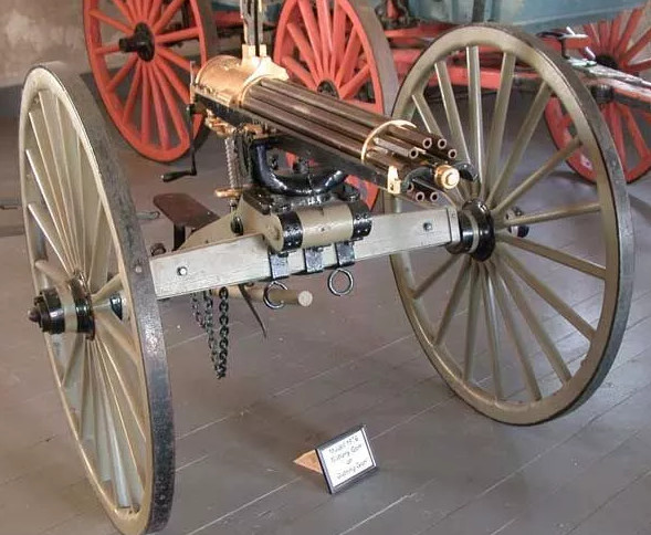 Ngày 4/11/1862, súng Gatling 6 nòng chính thức ra đời với vô số tính năng đặc biệt, được các quân đội sử dụng rộng rãi. Đây là sản phẩm tiên tiến nhất đánh dấu bước đột phá của công nghệ vũ khí. Hãy cùng chiêm ngưỡng hình ảnh súng Gatling 6 nòng và khám phá lịch sử đằng sau sản phẩm này.