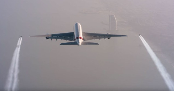 Video: Cảnh 2 người bay bên cạnh Airbus A380 ấn tượng khó tin Video: Cảnh 2 người bay bên cạnh Airbus A380 ấn tượng khó tin