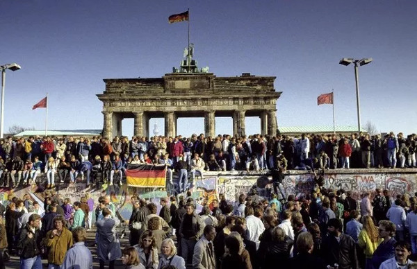 9/11/1989 - Bức tường Berlin sụp đổ, nước Đức thống nhất