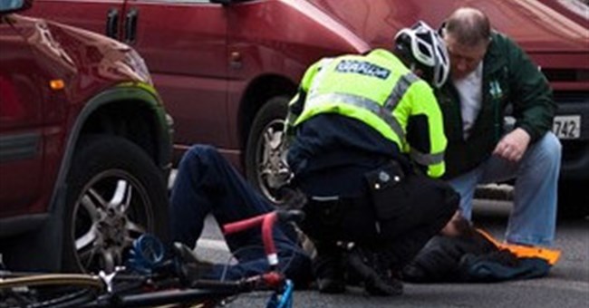 Chúng ta cần làm những gì khi gặp tai nạn giao thông trên đường?