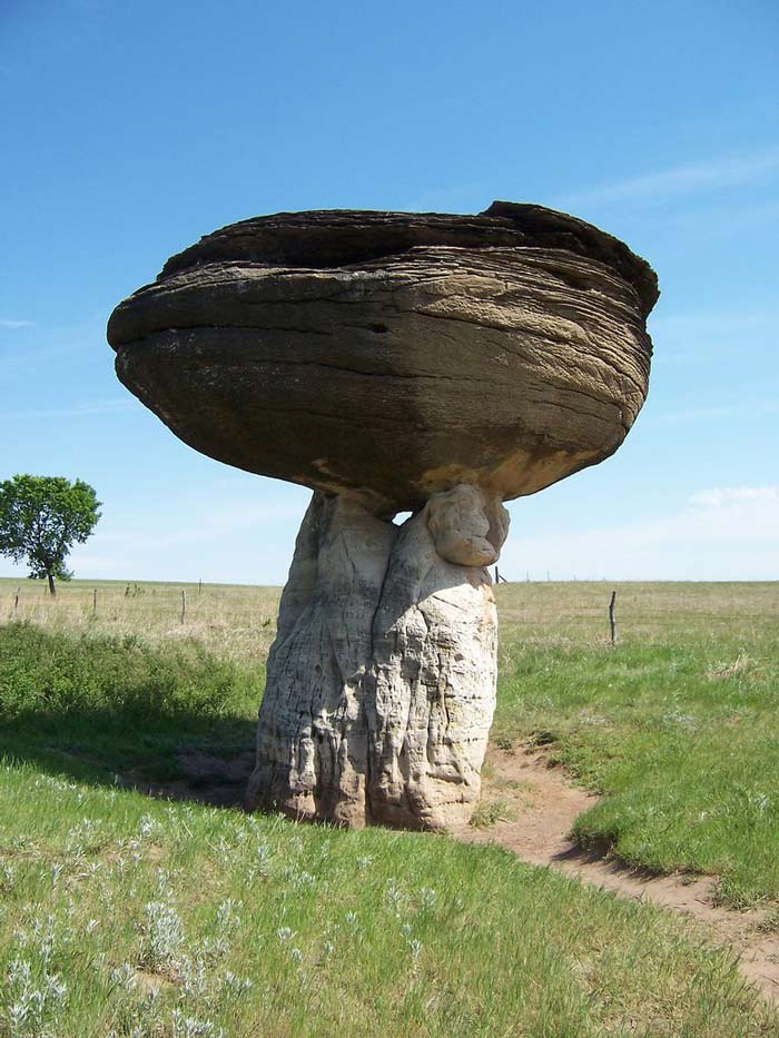 Rocas extrañas en la naturaleza.