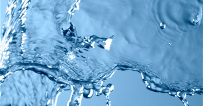 Hai chàng trai biến nước biển thành nước ngọt nhờ vào sóng biển