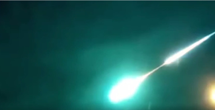 Video: Cầu lửa khổng lồ sinh ba trên bầu trời Nga